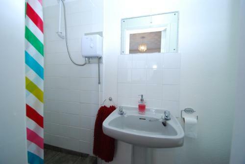 Hostal Whiteways Hotel