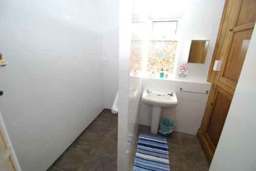 Hostal Whiteways Hotel