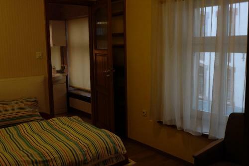 Hostal Academus - Cafe/pub & Guest House