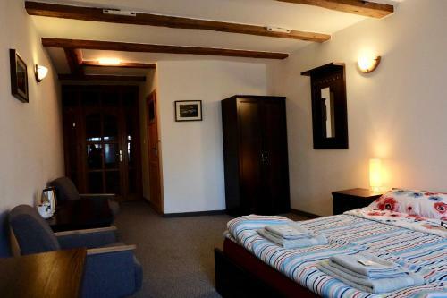 Hostal Academus - Cafe/pub & Guest House