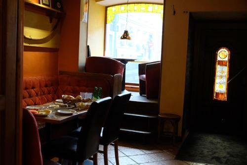 Hostal Academus - Cafe/pub & Guest House
