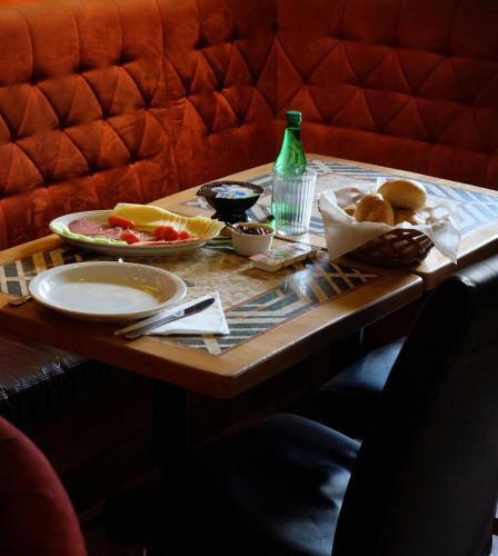 Hostal Academus - Cafe/pub & Guest House