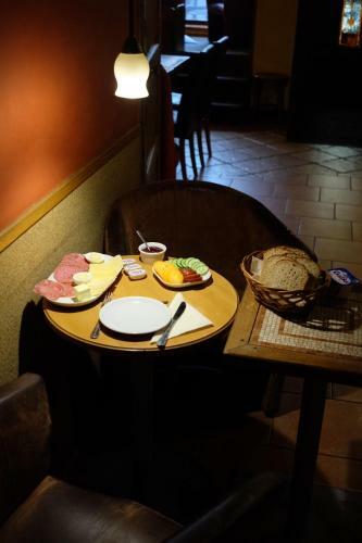Hostal Academus - Cafe/pub & Guest House