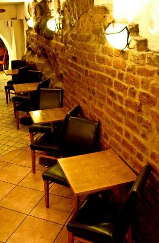 Hostal Academus - Cafe/pub & Guest House