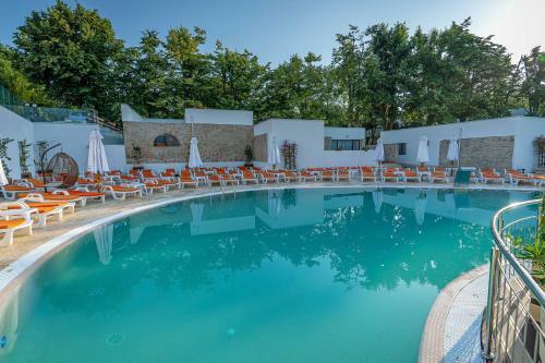 Hotel Mera Resort