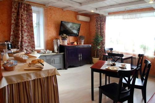 La Mezon Hotel