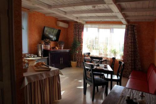 La Mezon Hotel