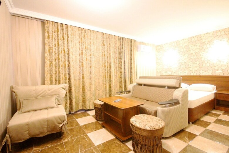 Hostal Saratov Guest House