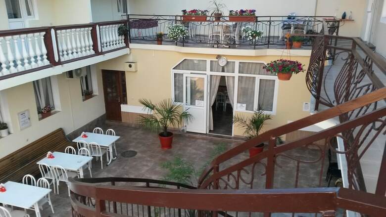 Hostal Saratov Guest House