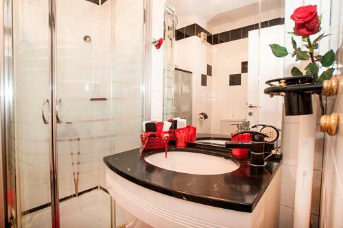 Apartment Black Red White