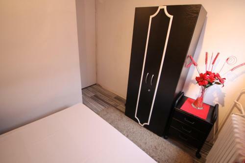 Apartment Black Red White
