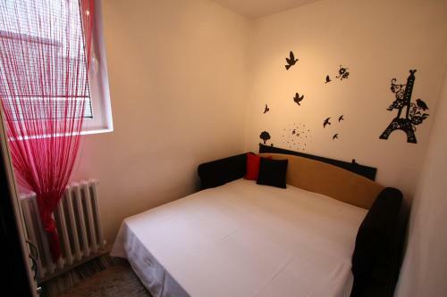 Apartment Black Red White