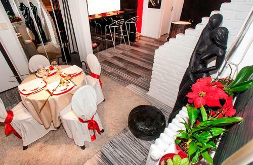 Apartment Black Red White