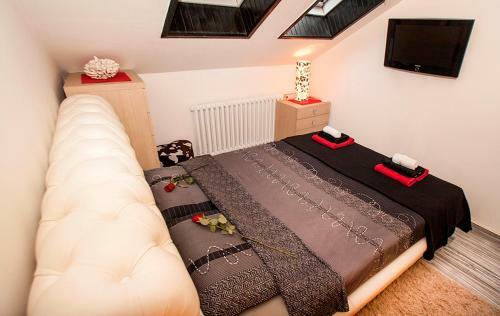 Apartment Black Red White