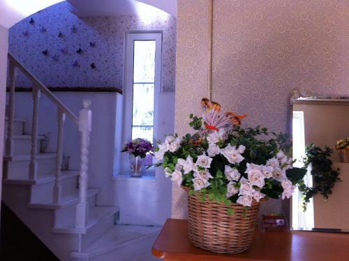 Cottage Scandi Gold