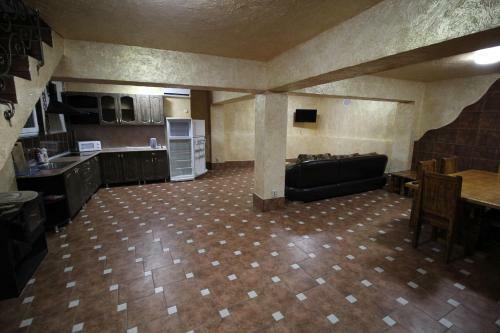 Hostal U Oksani Guest House
