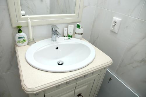 Hostal Dinastiya Guest House