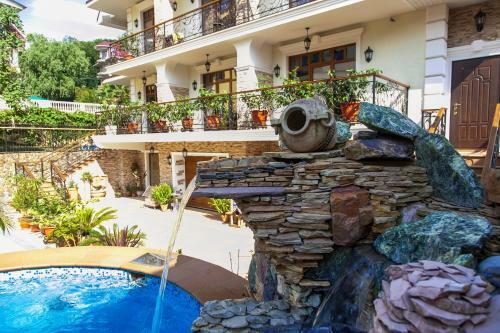 Hostal Dinastiya Guest House