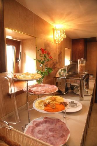 Hostal Dinastiya Guest House