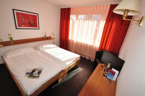 Hotel Merkur - West Station Lodge