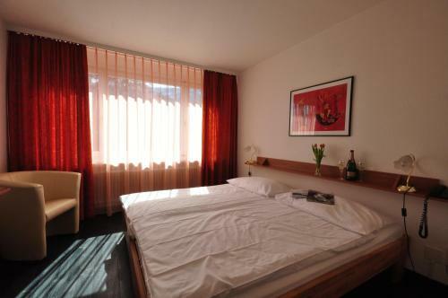 Hotel Merkur - West Station Lodge
