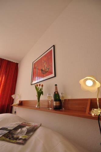 Hotel Merkur - West Station Lodge