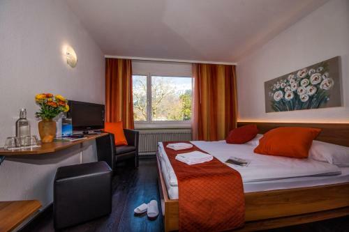 Hotel Merkur - West Station Lodge