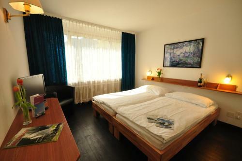 Hotel Merkur - West Station Lodge