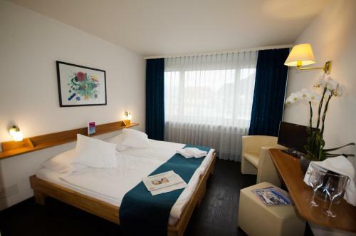 Hotel Merkur - West Station Lodge