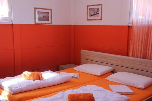 Albergue Downtown Lodge (hostel)