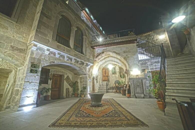 Explorer Cave Hotel