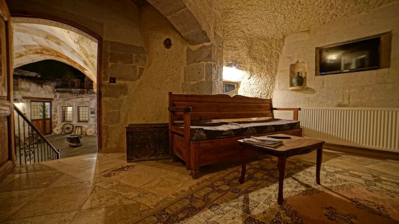 Explorer Cave Hotel