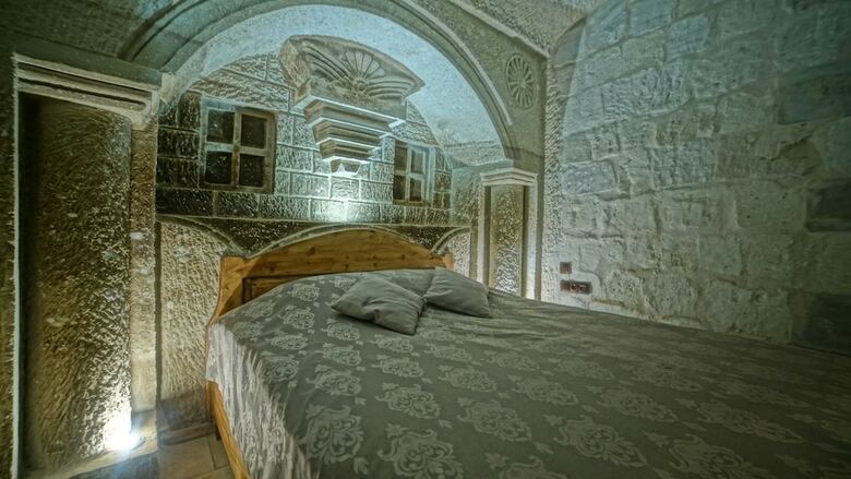 Explorer Cave Hotel