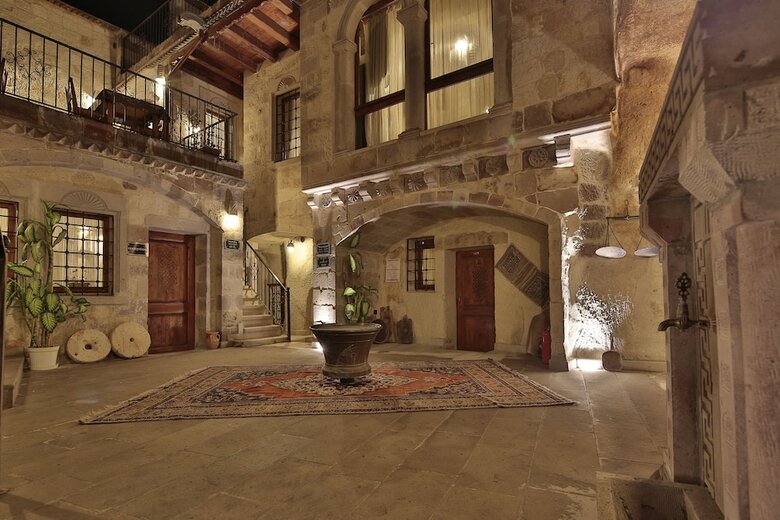 Explorer Cave Hotel