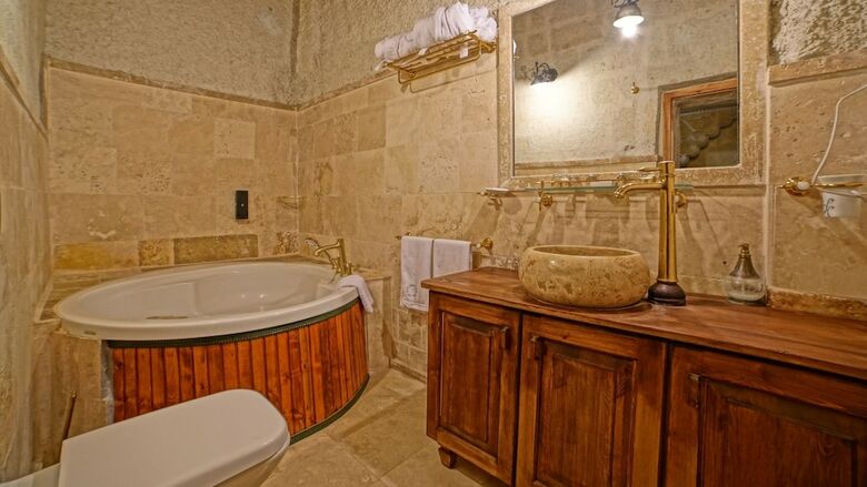 Explorer Cave Hotel