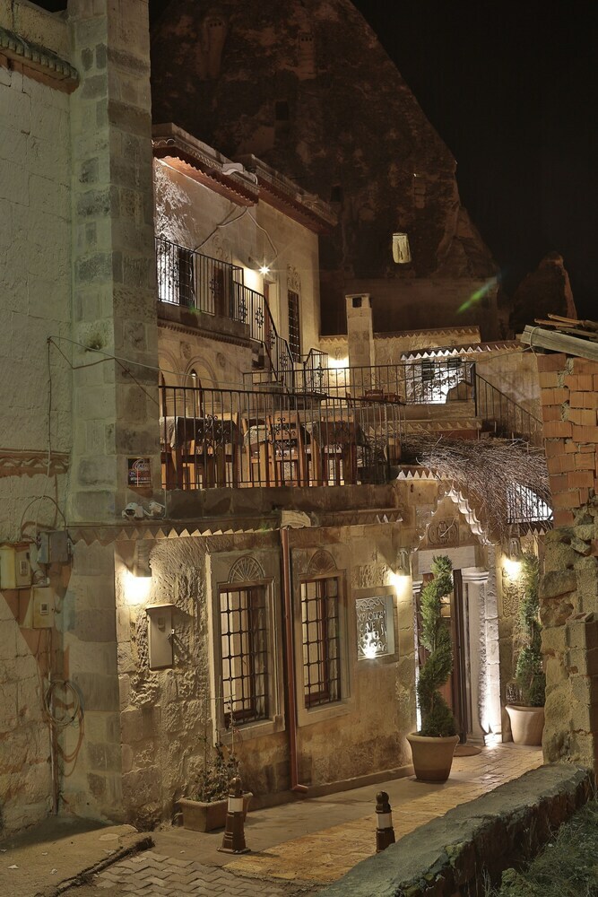 Explorer Cave Hotel
