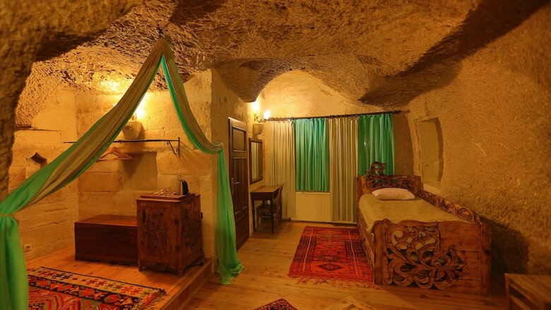 Holiday Cave Hotel