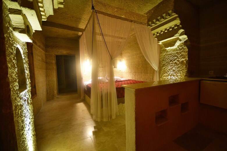 Holiday Cave Hotel