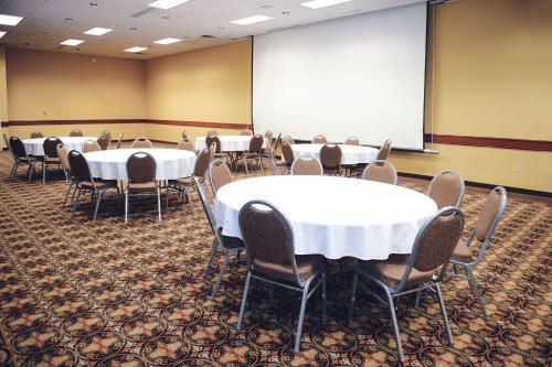 Hotel Quality Inn & Suites Starlite Village Conference
