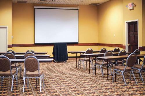 Hotel Quality Inn & Suites Starlite Village Conference