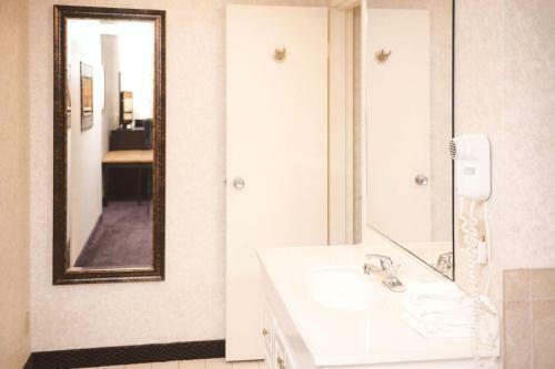 Hotel Quality Inn & Suites Starlite Village Conference