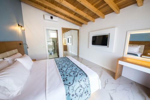 Blanca Beach Hotel
