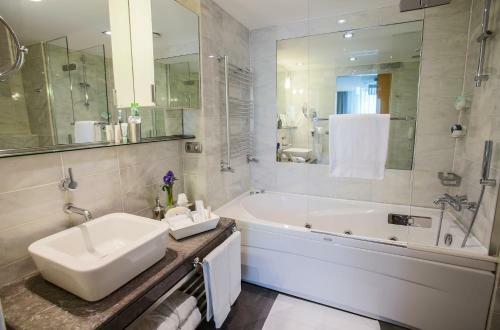 Housez Suites & Apartments Special Class