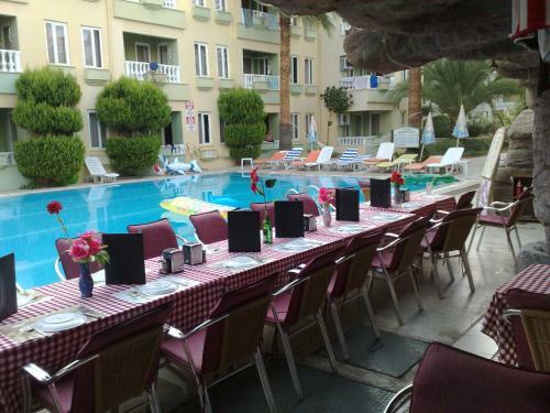 Club Sunset Apartments