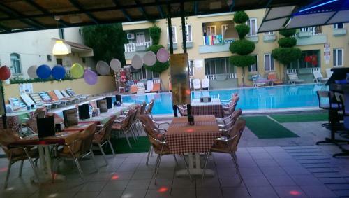 Club Sunset Apartments