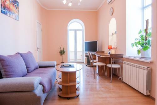 Home Hotel Apartments On Mykhailivska Square - Kiev