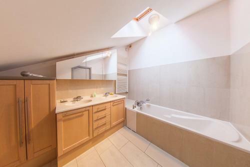 Mansard Apartment Antonovicha 4