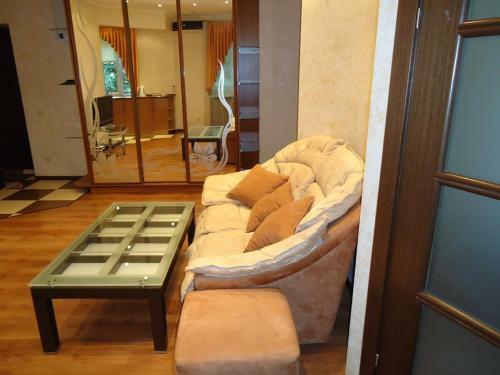 Rentday Apartment Triokhsviatytelska 3
