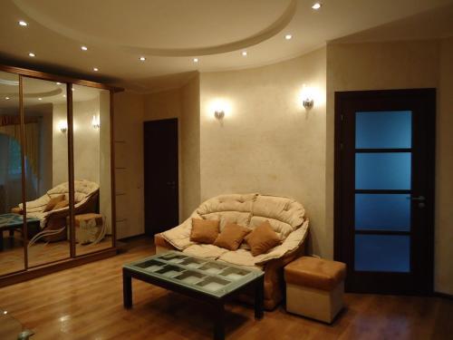 Rentday Apartment Triokhsviatytelska 3