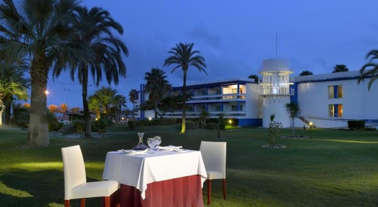 Hotel Parador De Benicarl�